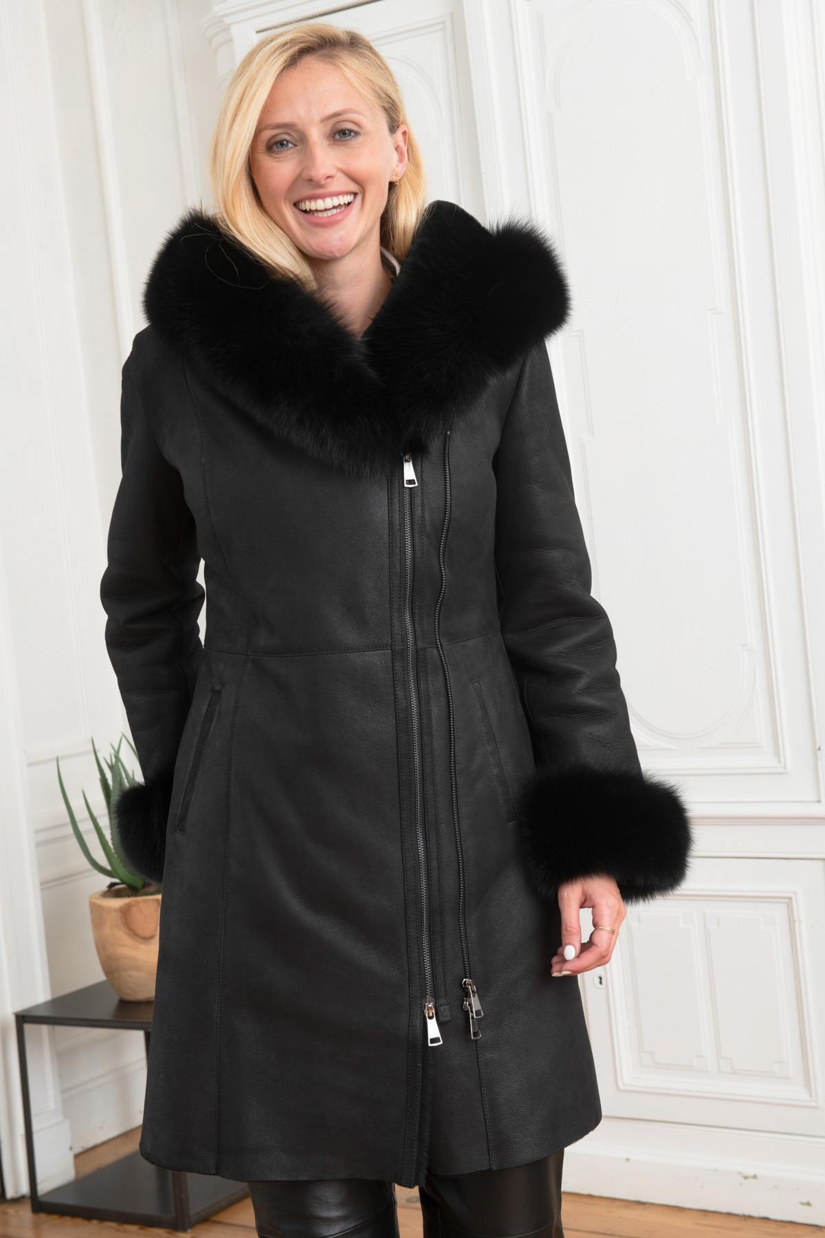 Women's black 7/8 wool lambskin coat - Image n°3