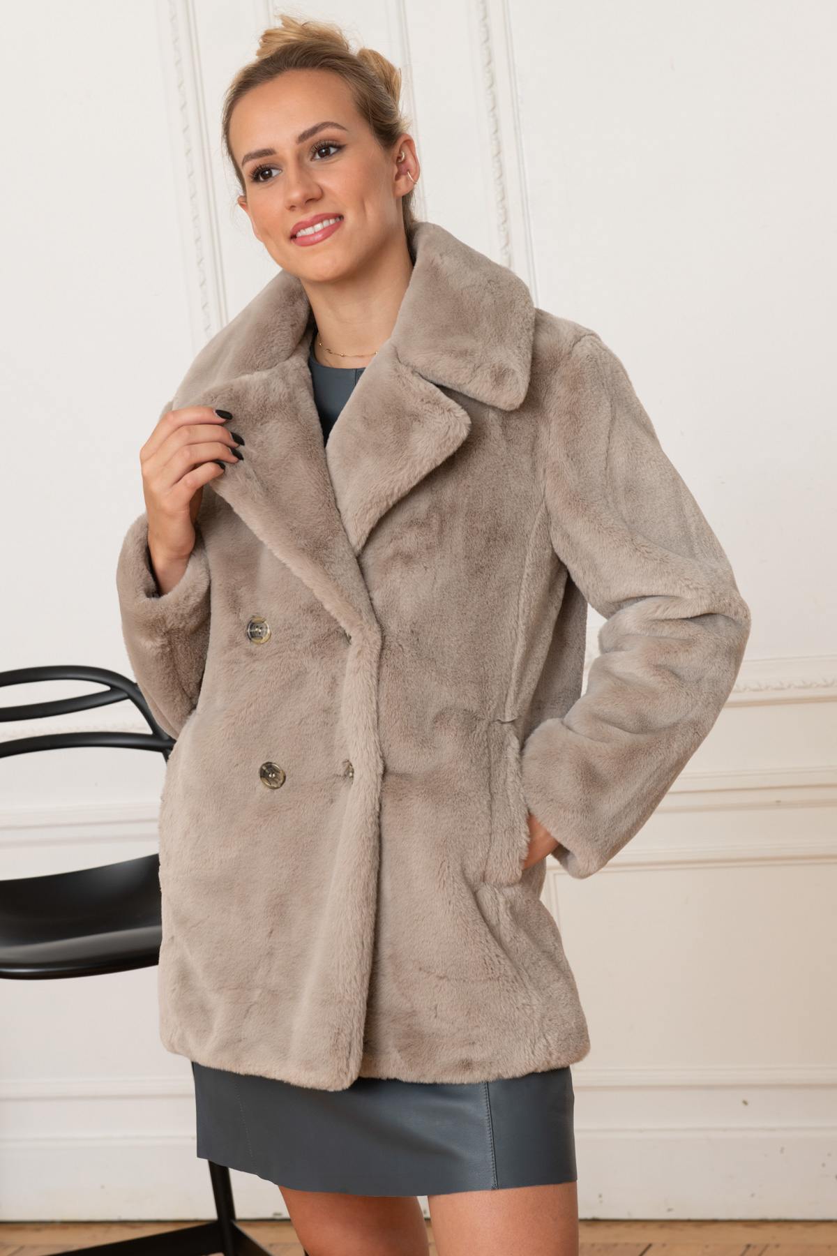 Beige faux fur coat - Image n°3