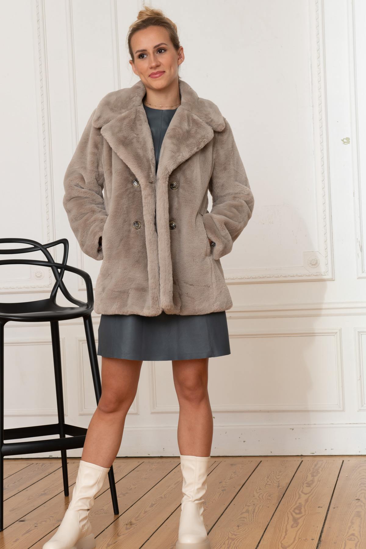 Beige faux fur coat - Image n°9