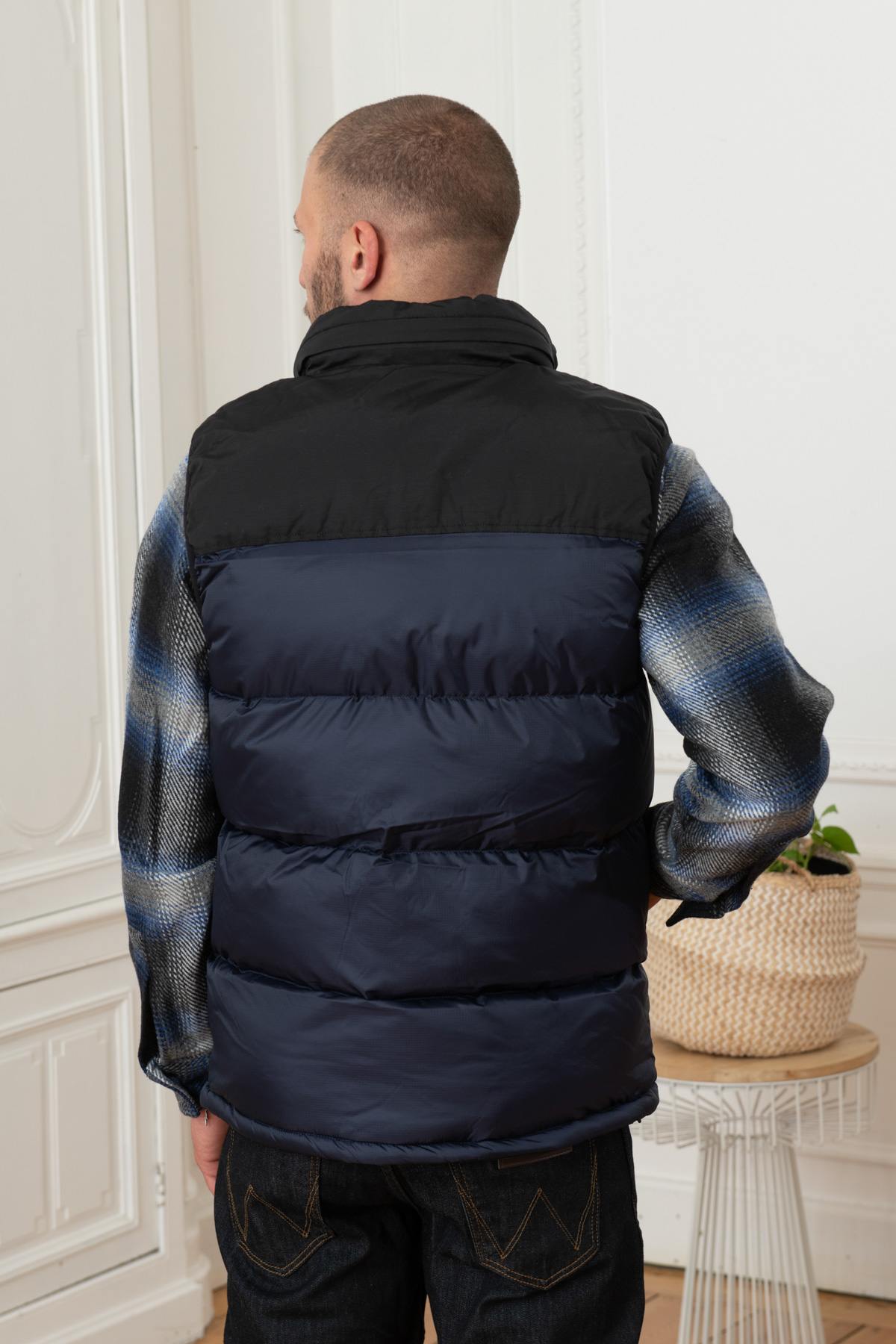 Navy blue sleeveless down jacket - Image n°4