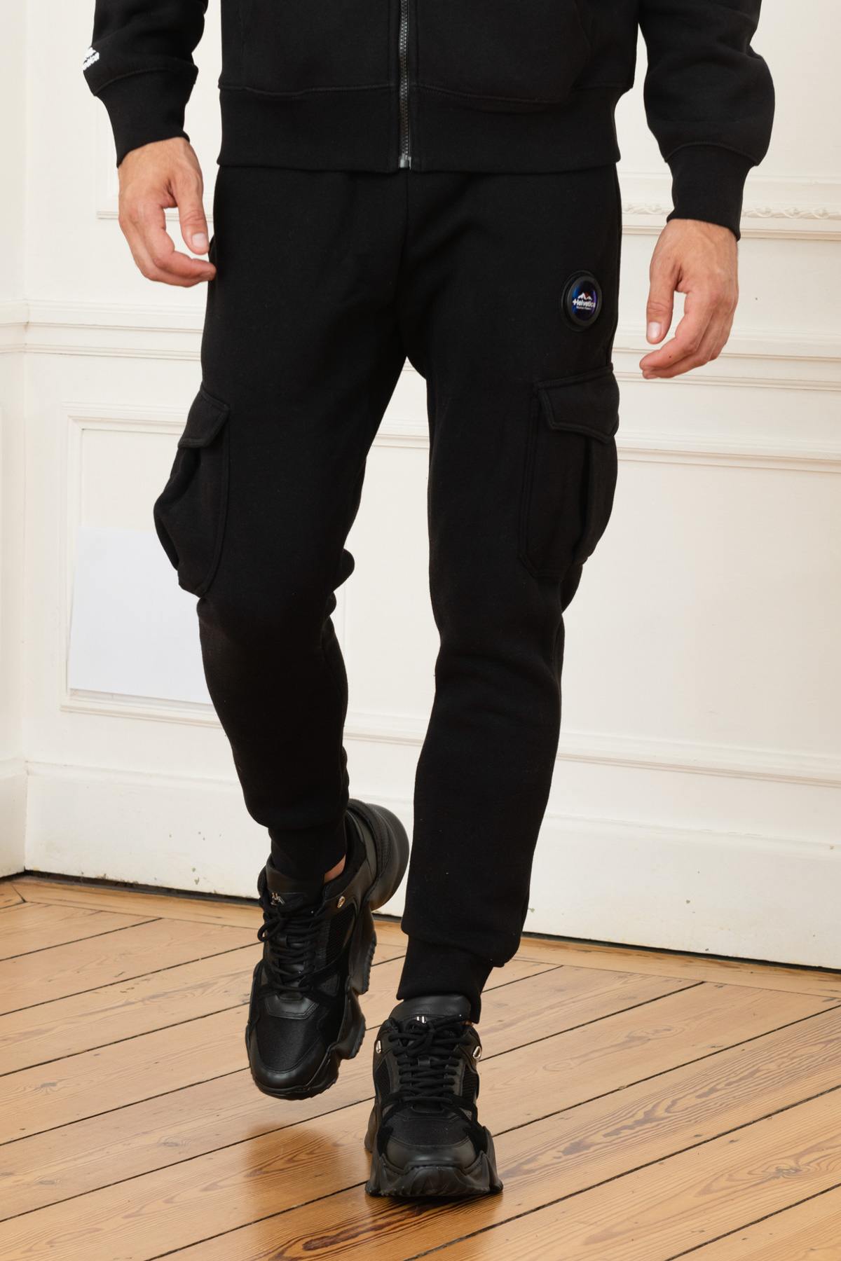 Black cargo style jogging pants - Image n°1