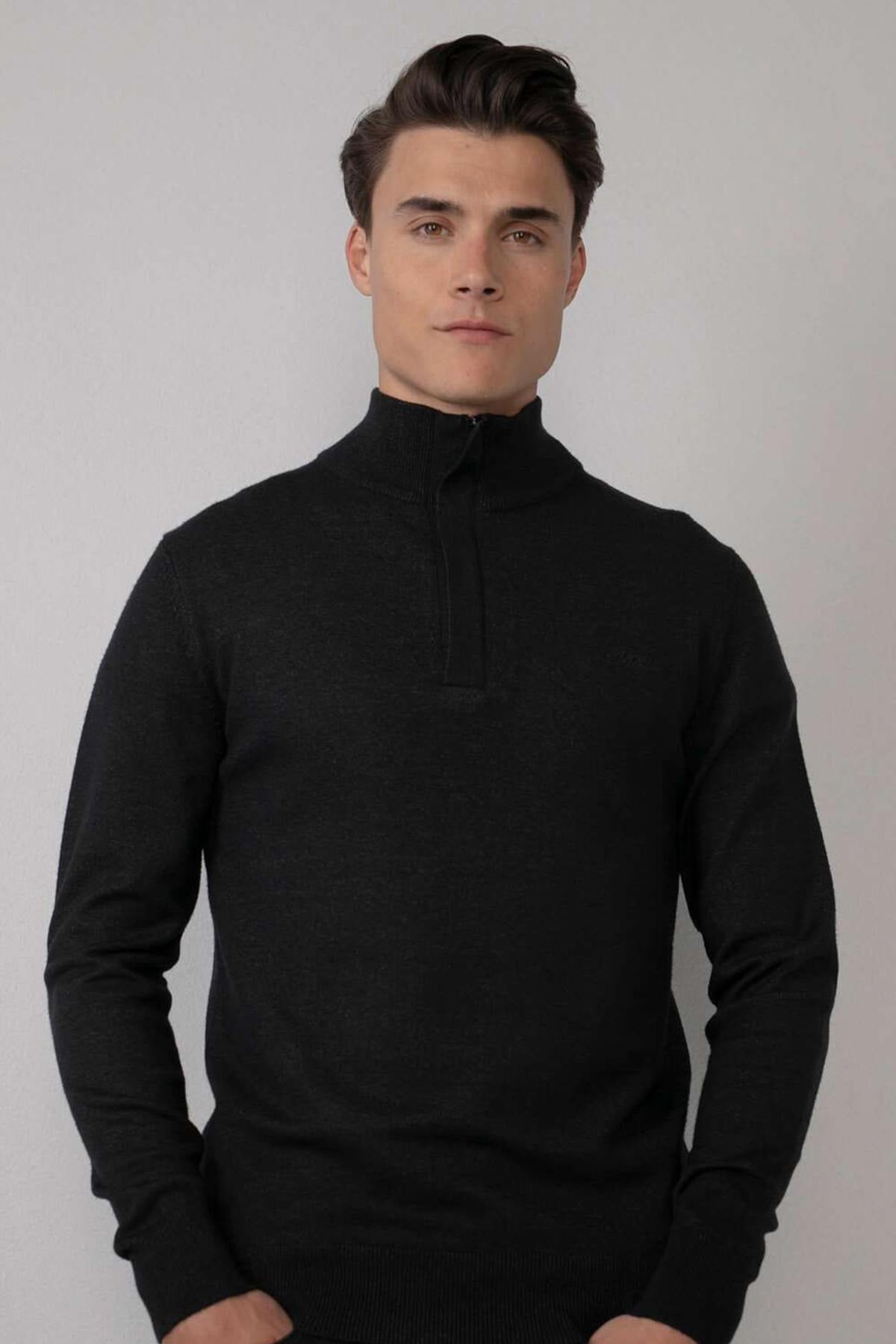 Black high-neck fine knit sweater - Image n°1