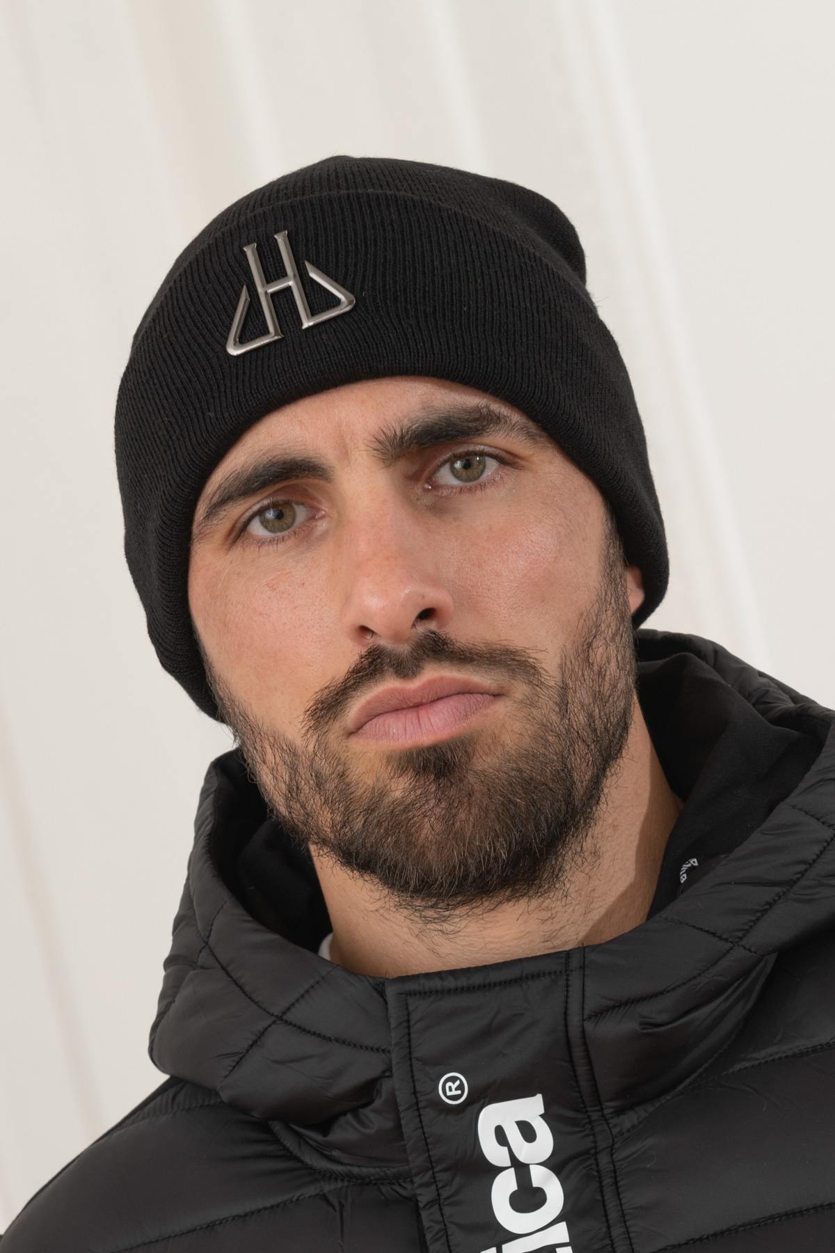 Plain black beanie with logo - Image n°1