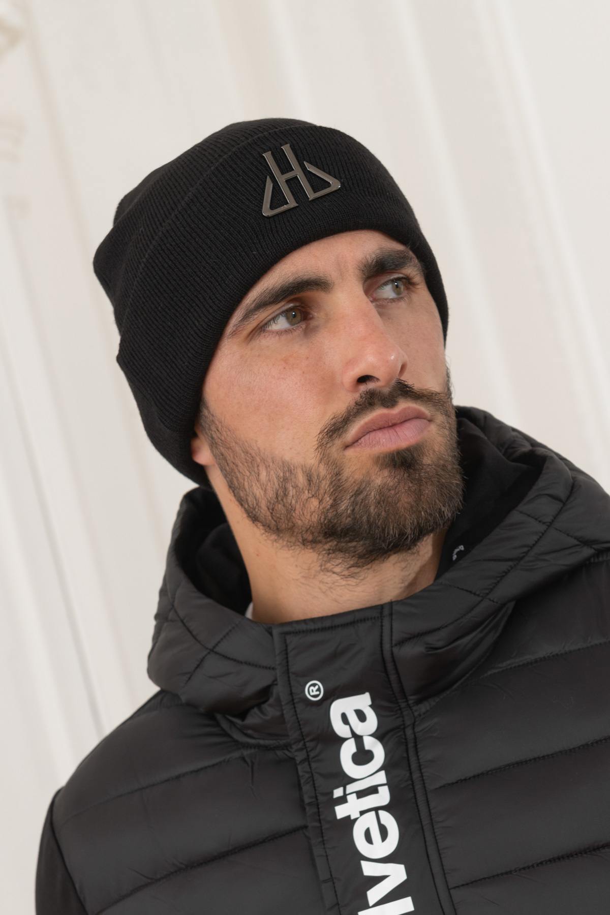 Plain black beanie with logo - Image n°3