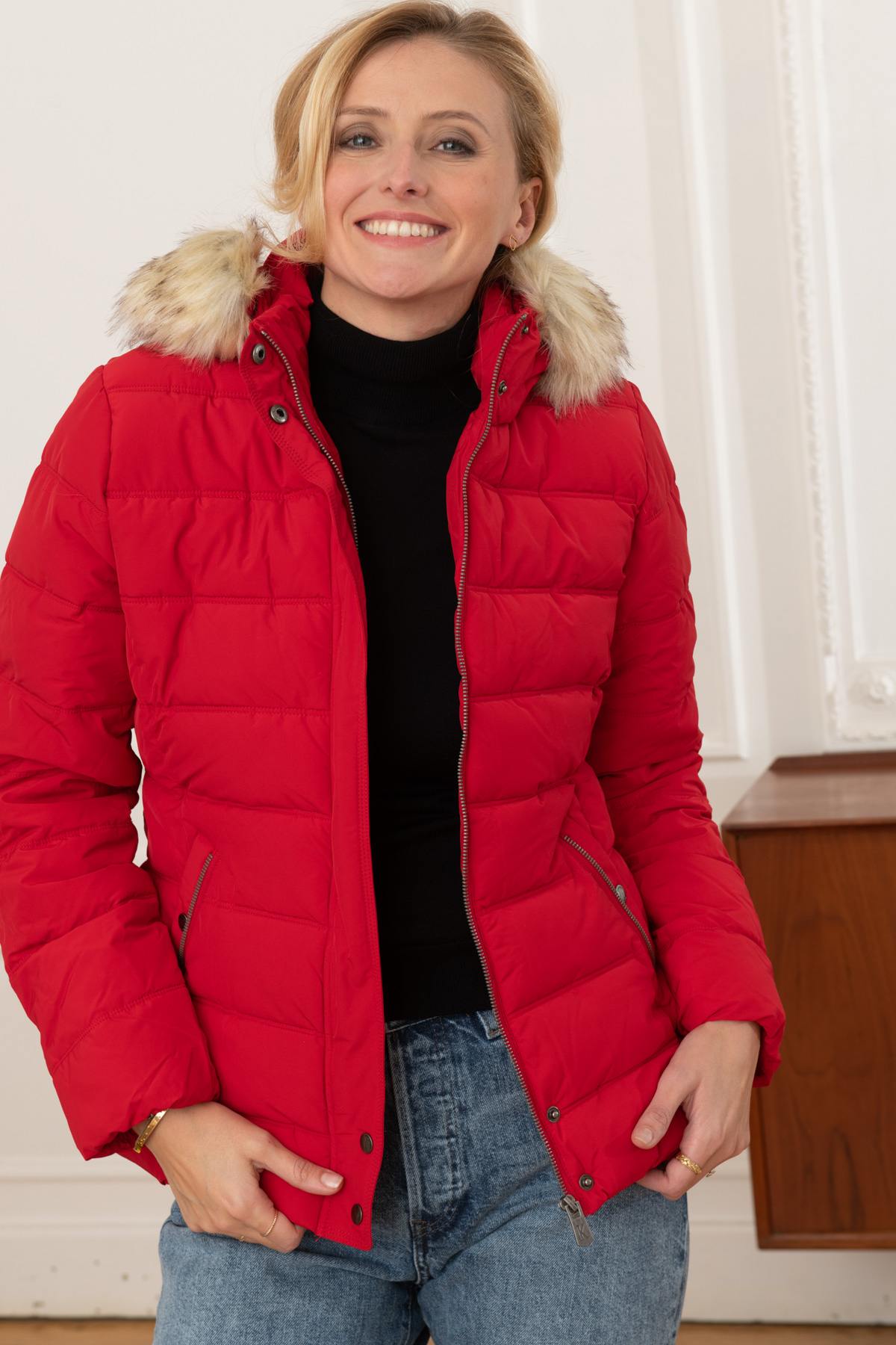 Red down jacket with fur hood - Image n°1