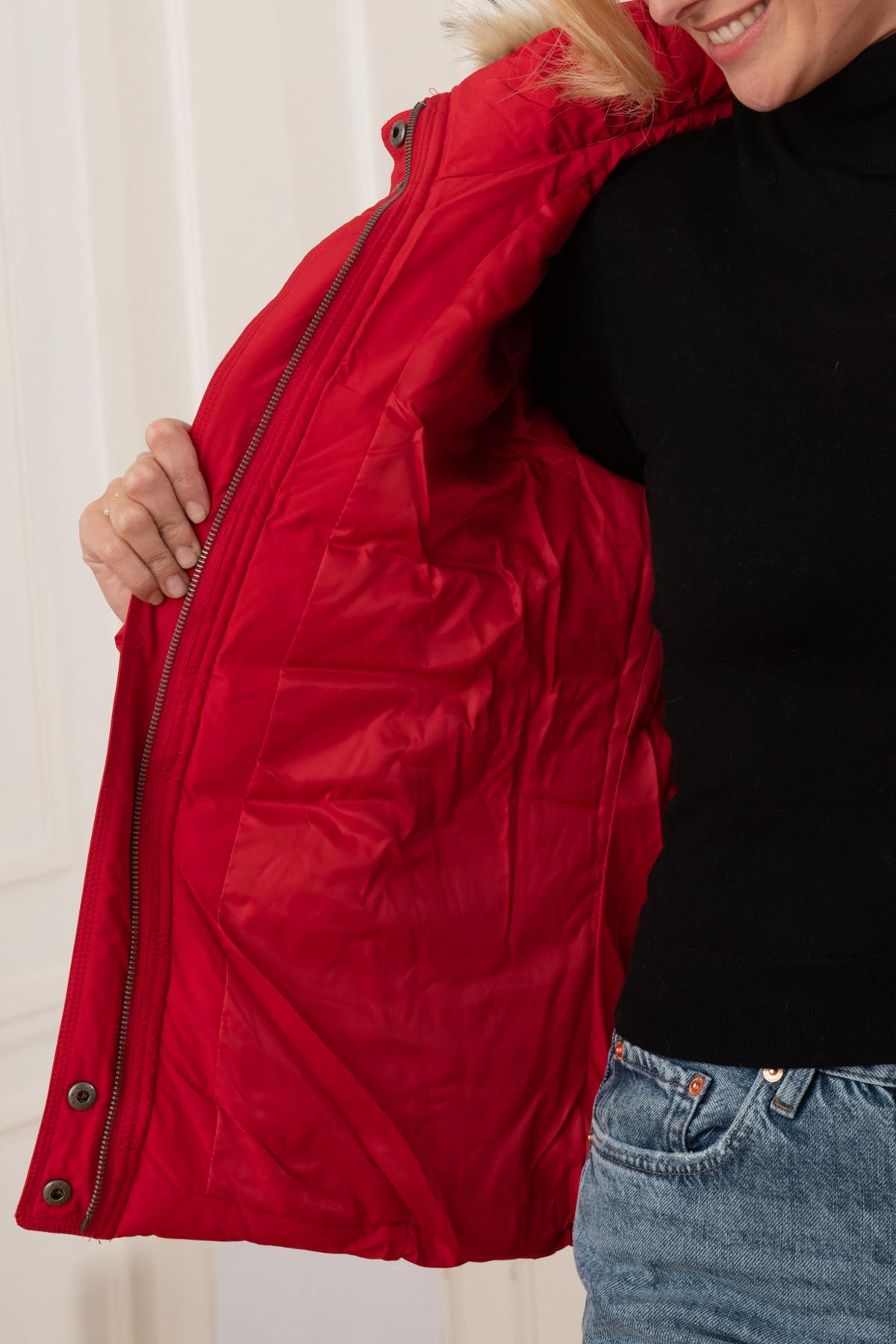 Red down jacket with fur hood - Image n°4