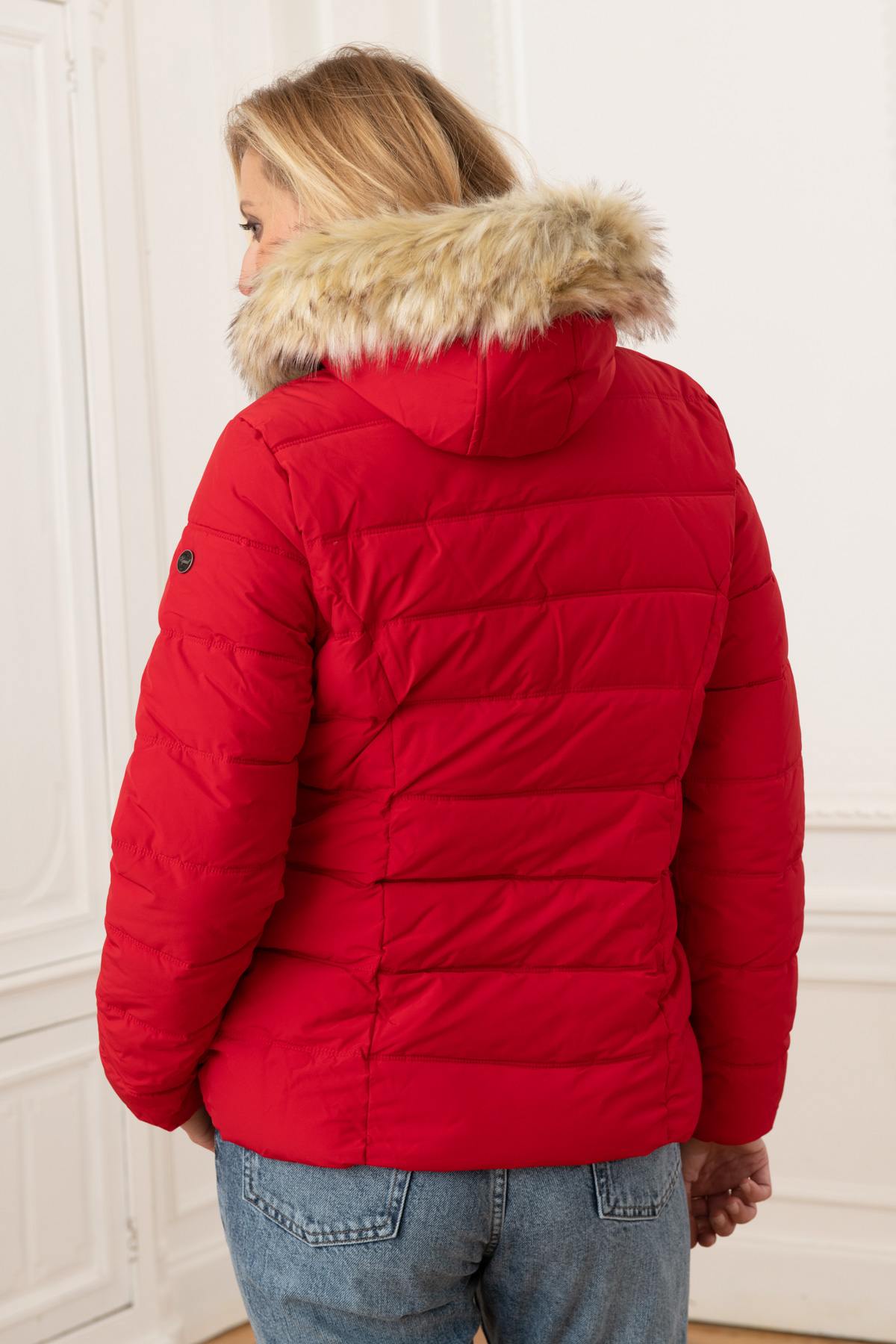 Red down jacket with fur hood - Image n°5