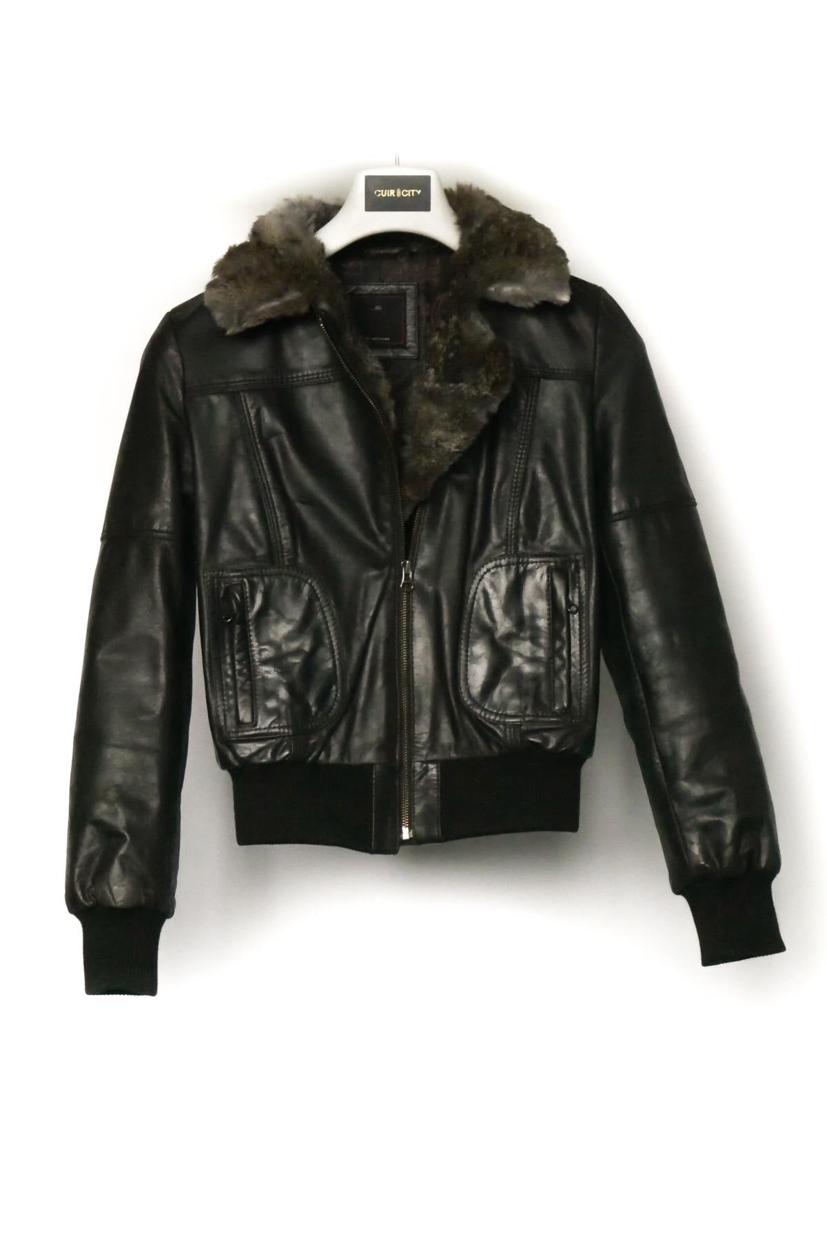 Women's leather jacket with fur-lined collar - Image n°1