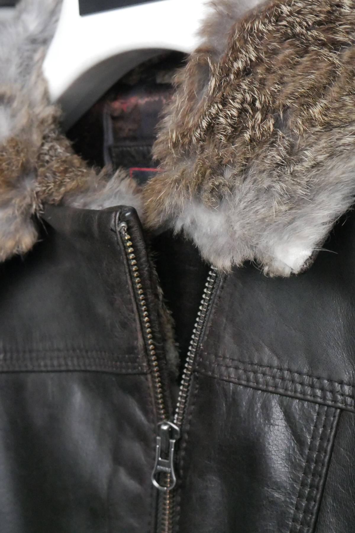 Women's leather jacket with fur-lined collar - Image n°5