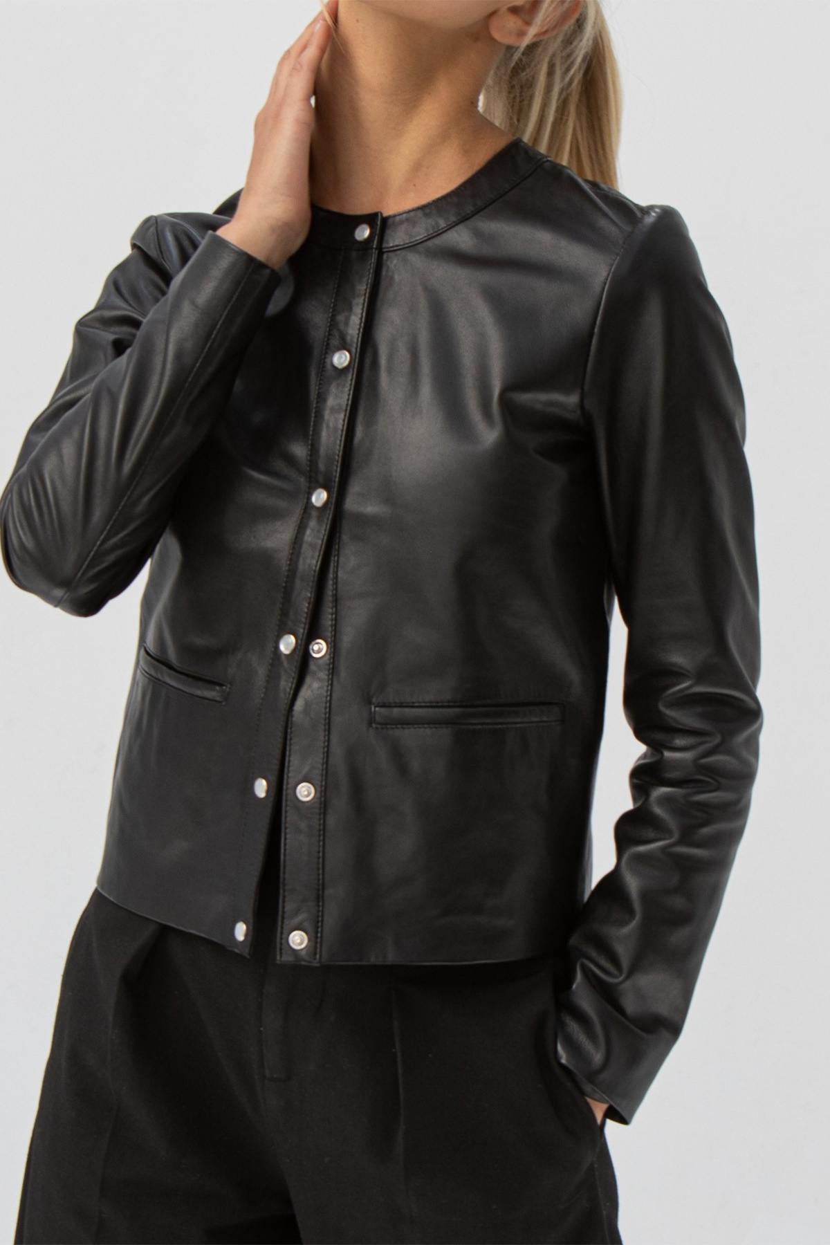 Spencer type jacket in black leather - Image n°4