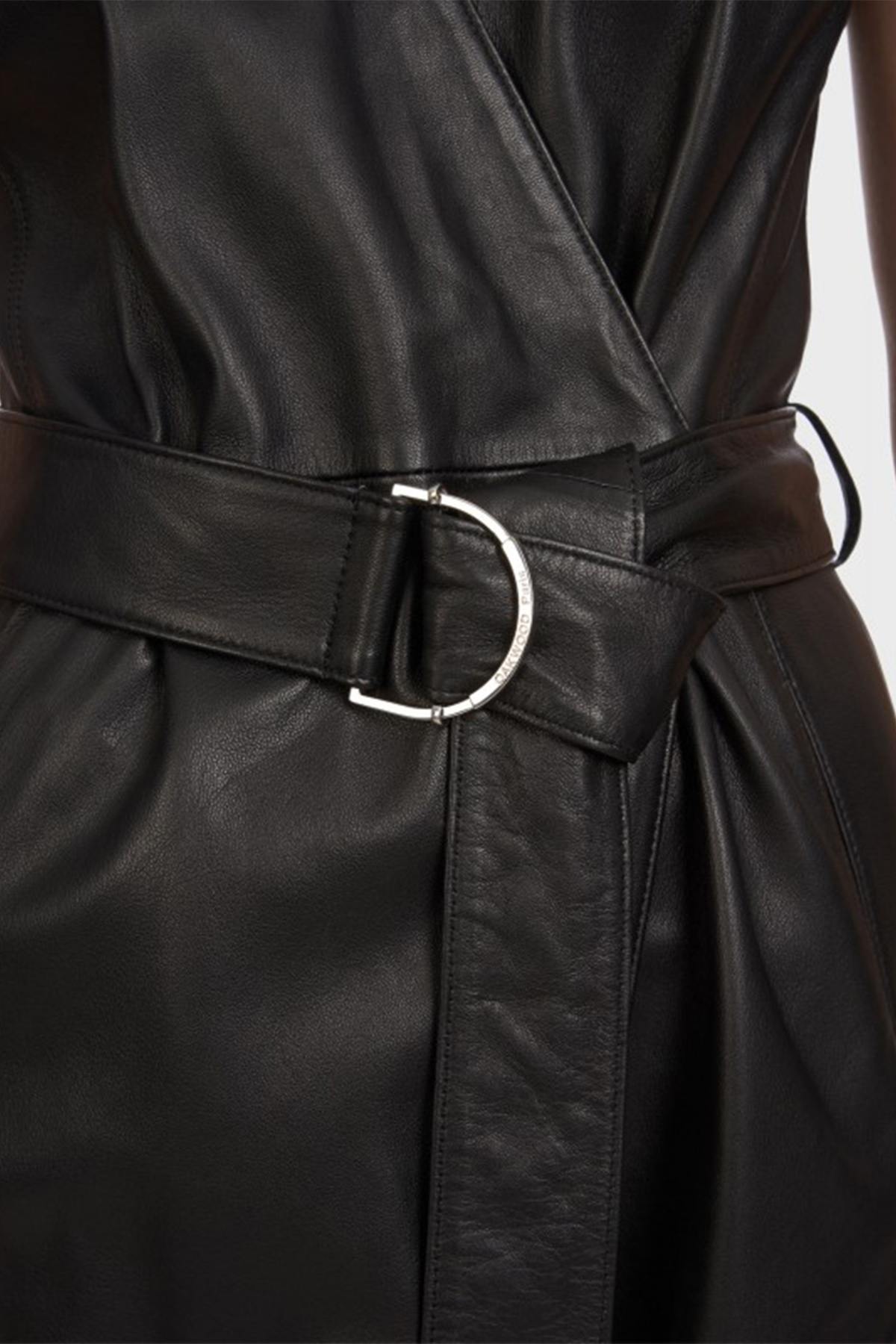 Fitted and belted dress in black leather - Image n°5