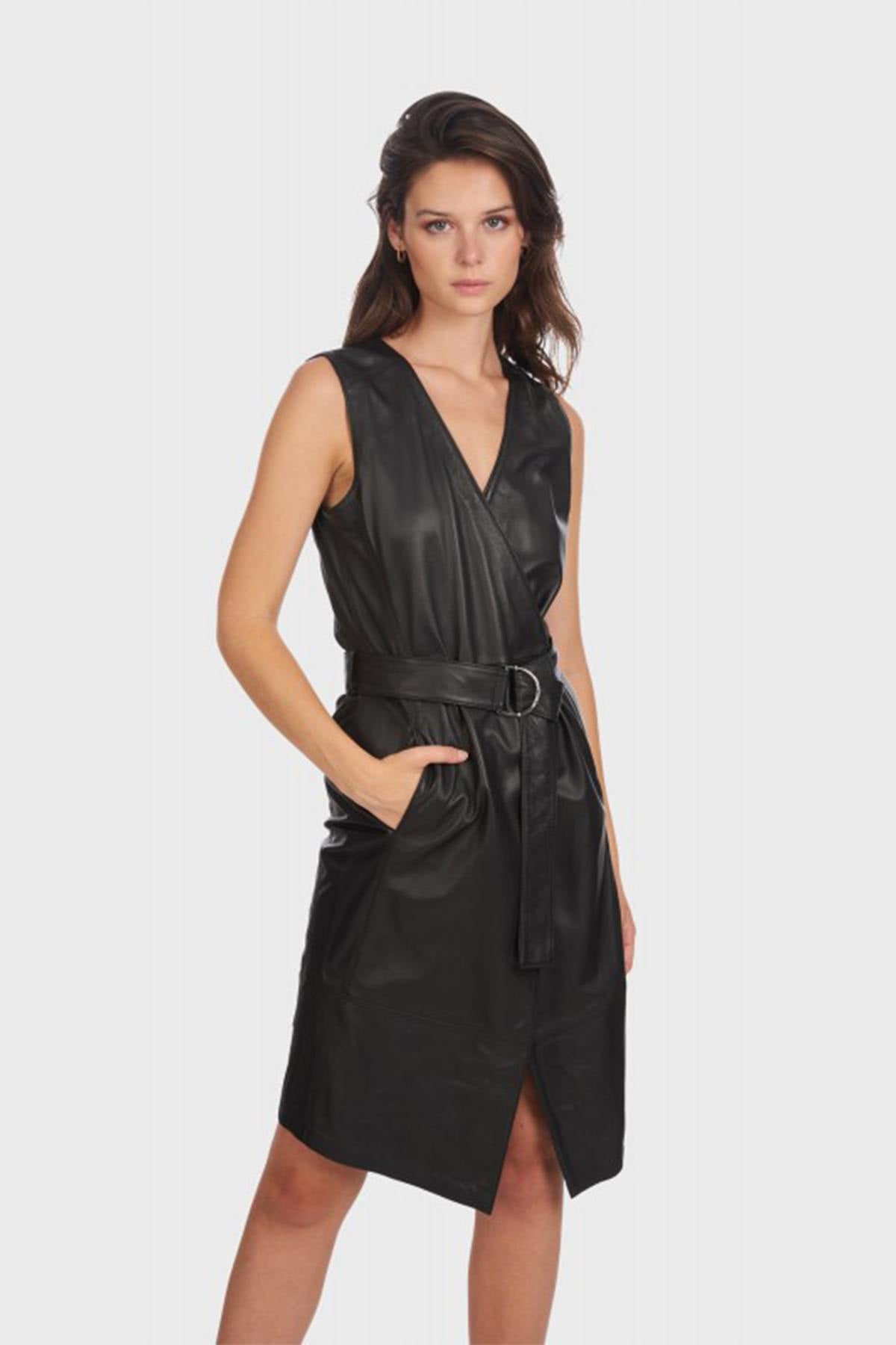 Fitted and belted dress in black leather - Image n°1