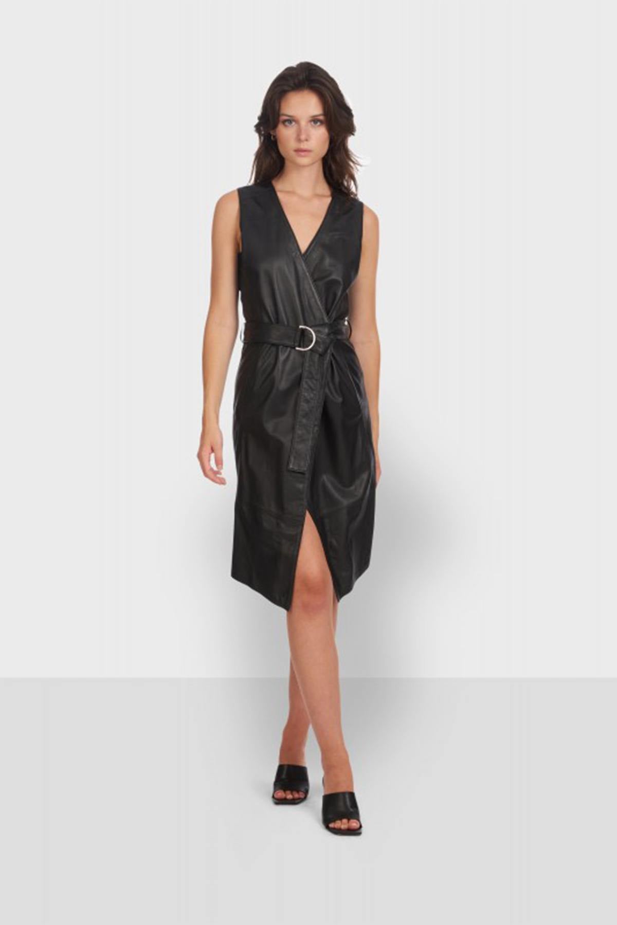 Fitted and belted dress in black leather - Image n°8