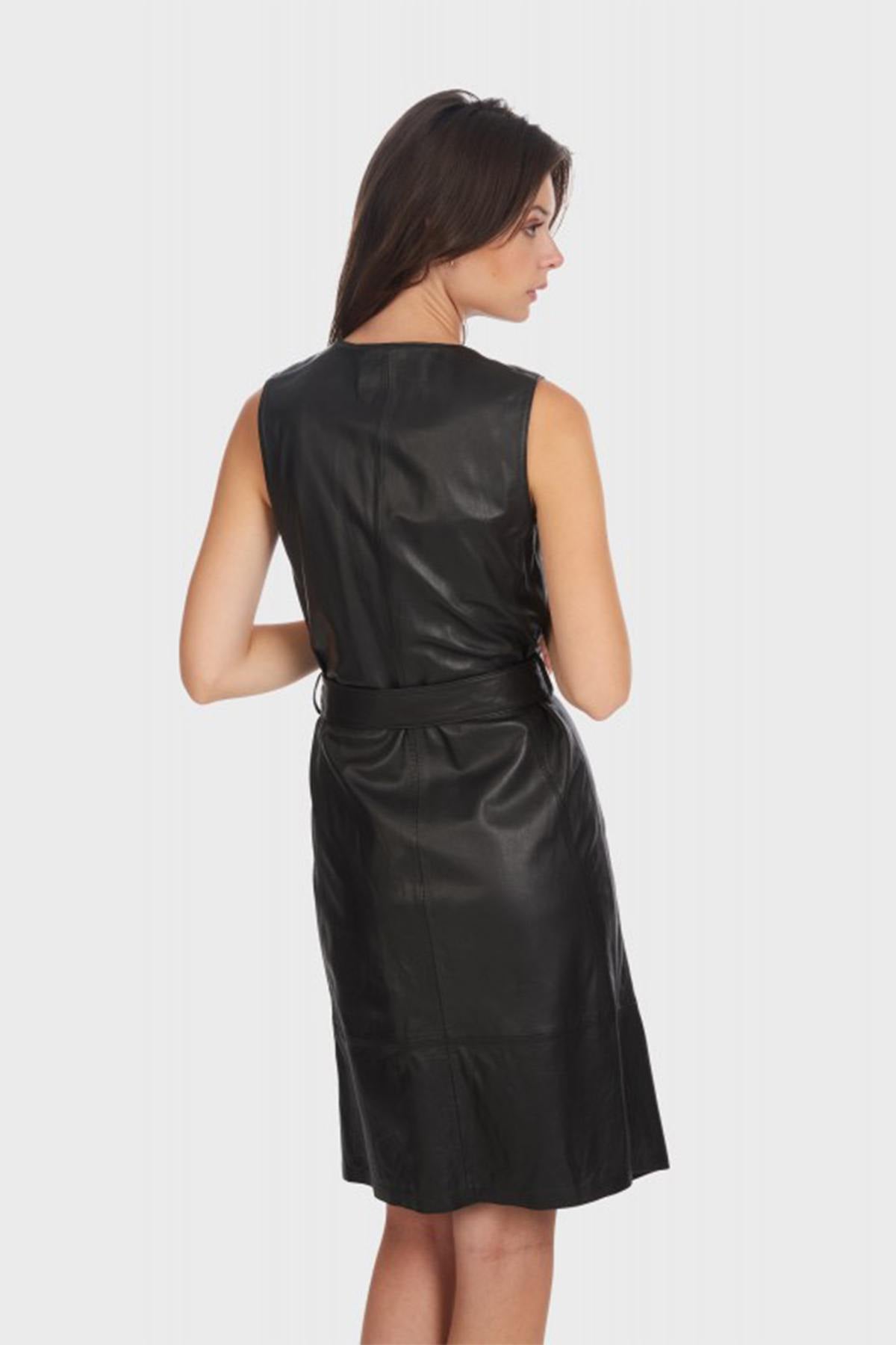 Fitted and belted dress in black leather - Image n°3