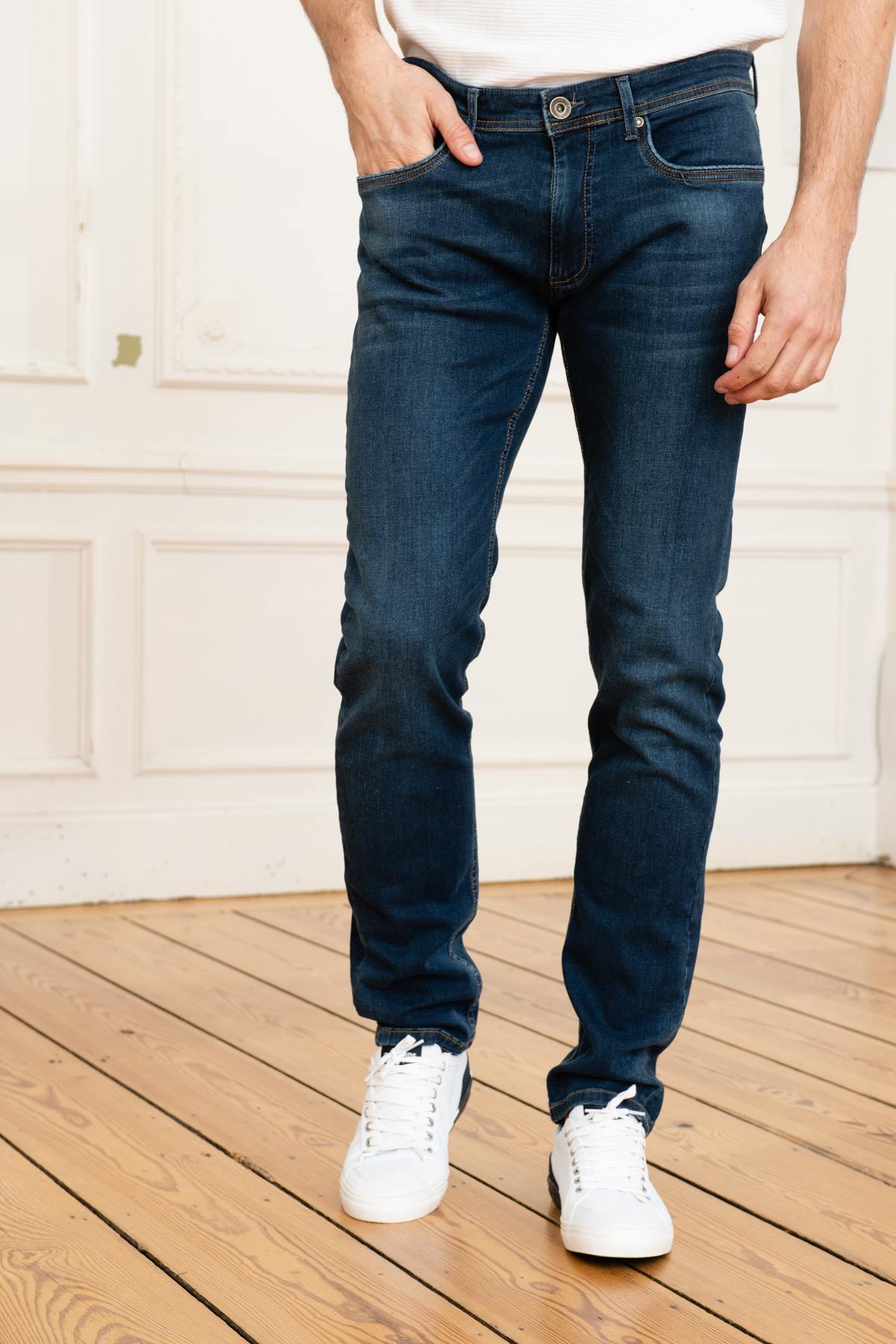 Men's faded blue jeans - Image n°1