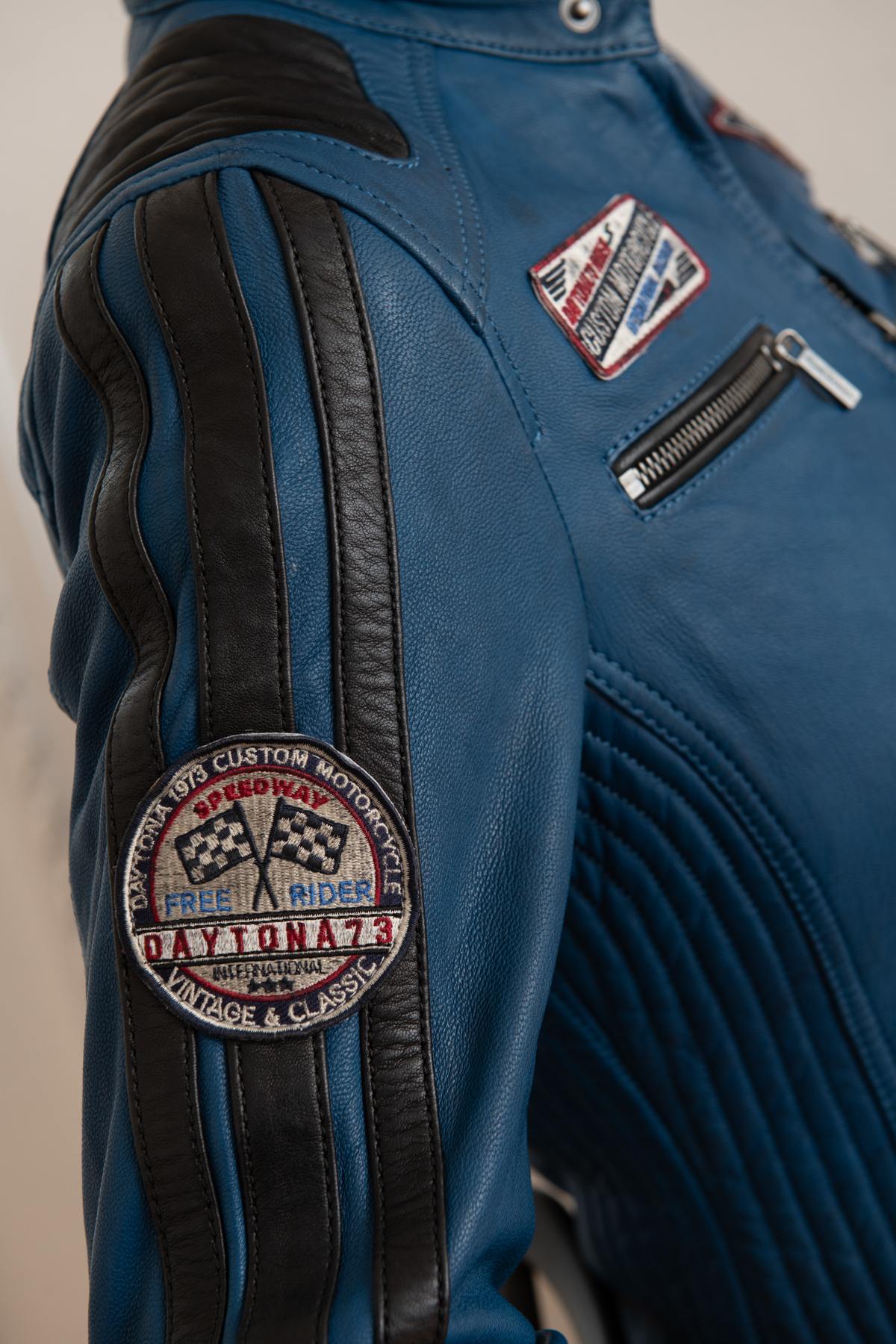 Blue leather jacket with biker patches - Image n°8