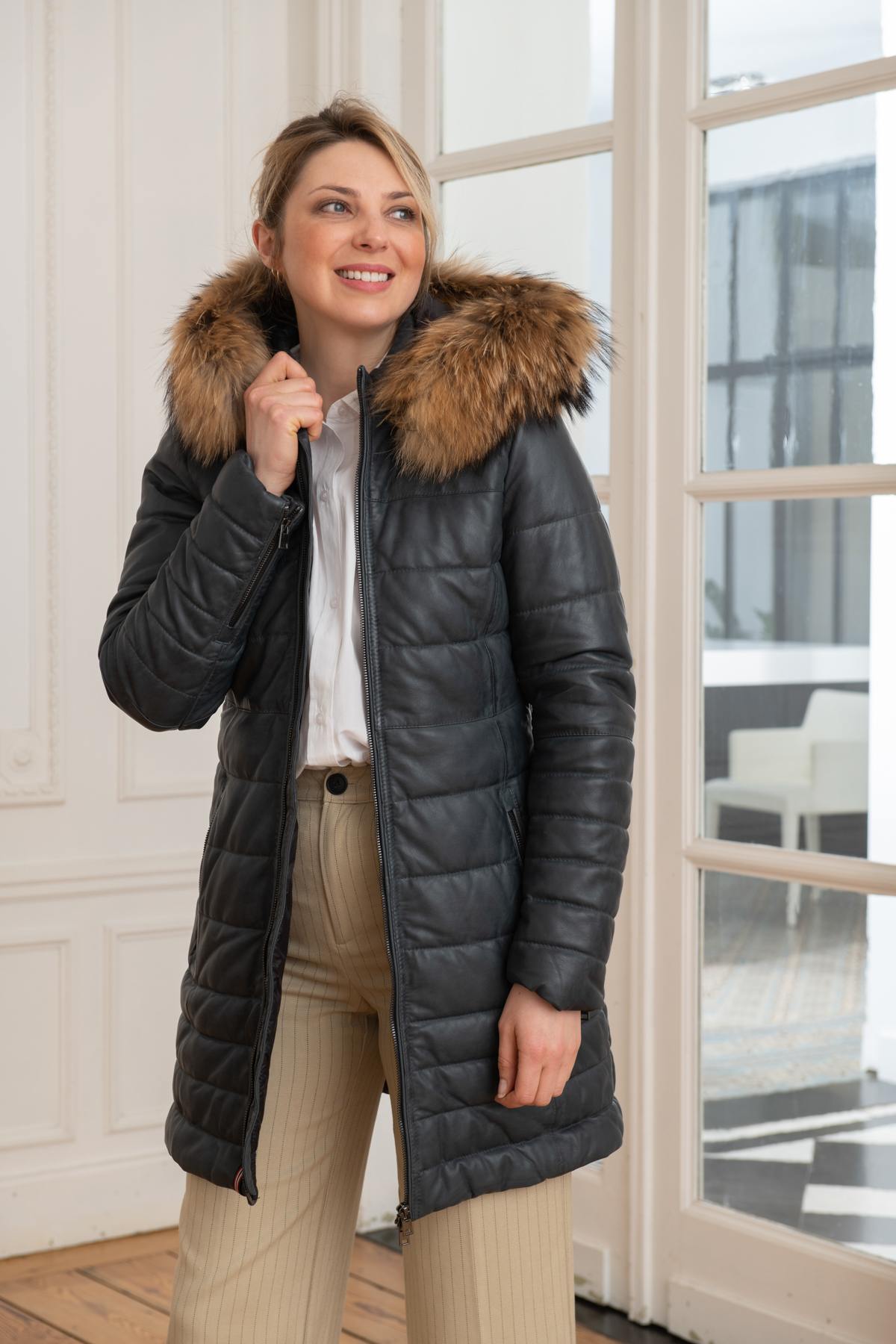 Women's long down jacket in navy blue leather - Image n°7