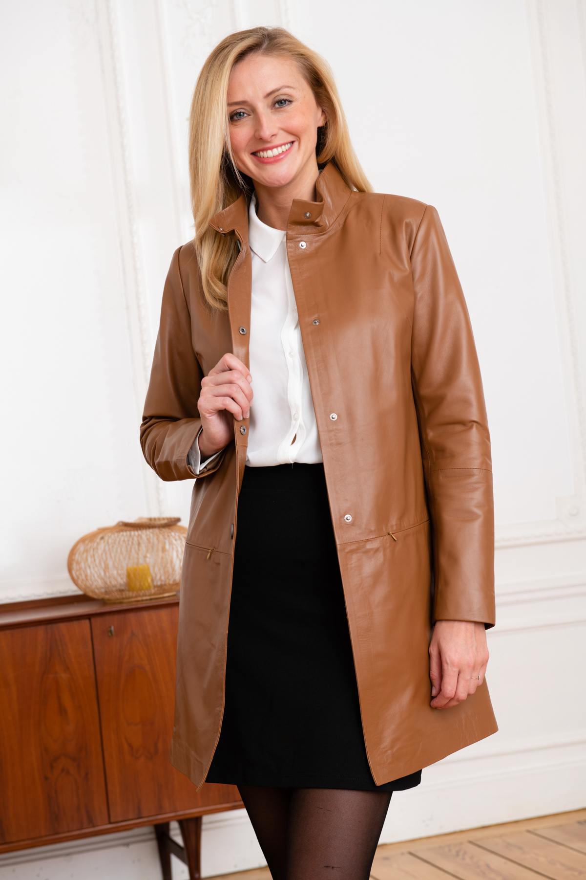 Long women's coat in cognac leather - Image n°9