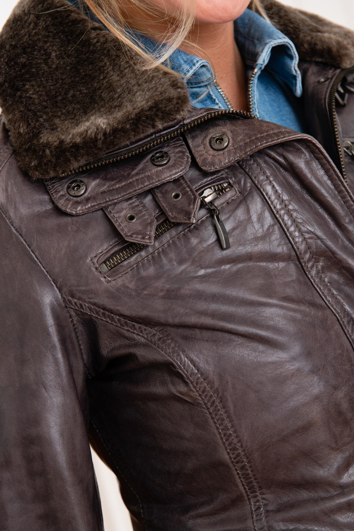 Distressed leather jacket with fur collar - Image n°9